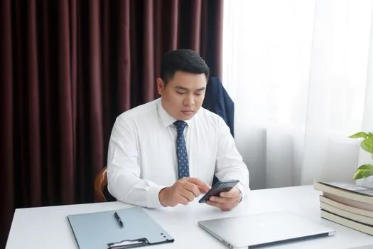 주민센터 방문 전 신분증과 임대차계약서, 휴대폰 정부24 신청내역을 책상 위에 정리한 장면