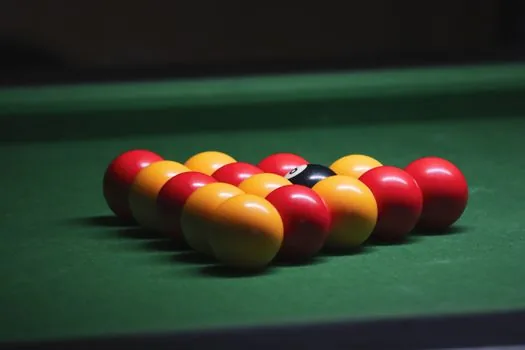 billiards team order board and match schedule sheets on an arena desk, cues arranged neatly, Korean sports newsroom angle