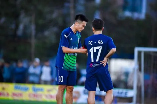 football tactics board with blue and green magnets, LaLiga standings paper nearby | 바르셀로나 전술과 순위 변수 | 경기 후 확인 포인트 설명 이미지