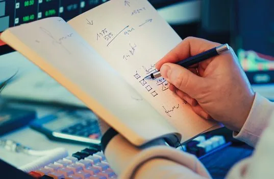 investor comparing ETF fee sheet, distribution schedule and risk grade on a clean desk, Korean finance editorial photo, no readable numbers | ETF 보수와 위험등급을 비교하는 장면 | 상장 첫날 체크 항목 설명용 이미지