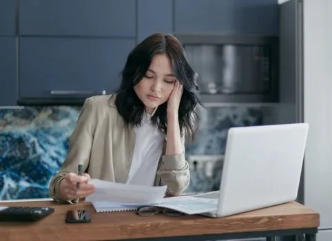 Korean adult preparing smartphone identity verification and insurance documents on desk | 내보험찾아줌 조회 전 본인인증과 보험 서류를 준비하는 장면