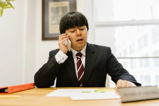 Korean desk with telecom bill customer service call memo cancellation request number and calendar, realistic documentary photo, no readable personal data | 통신사 상담 기록과 청구서를 한곳에 모아두는 장면