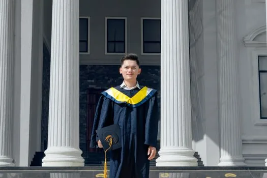 Korean graduate preparing resume and university graduation certificate application on laptop | 취업 서류와 대학 졸업증명서 신청을 함께 확인하는 장면