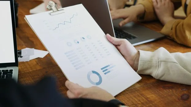 Korean insurance claim folder, car accident report checklist and laptop open to official civil service style page, bright desk, realistic photo, no readable personal data | 보험 제출용 교통사고 서류를 정리하는 장면
