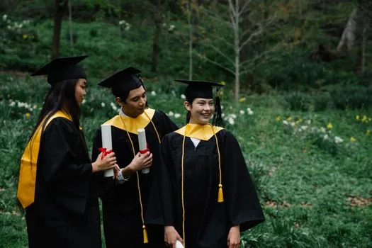 Korean student checking certificate fee and pickup location before submitting job documents | 졸업증명서 수수료와 수령기관을 확인하는 체크리스트