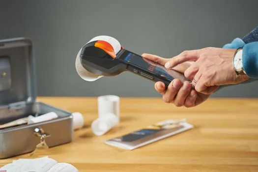 Korean traveler arranging duty free receipts, passport, smartphone and small purchases on airport table before customs declaration, bright realistic documentary photo | 입국 전 영수증과 면세품을 나눠 확인하는 장면