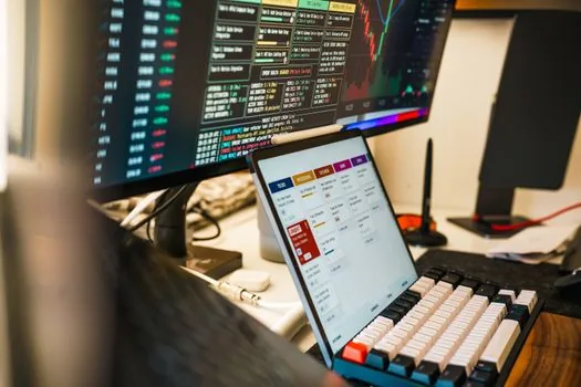 legal case progress checklist with court calendar, stamped mail envelope, laptop screen blurred, Korean newsroom information graphic style, no private data