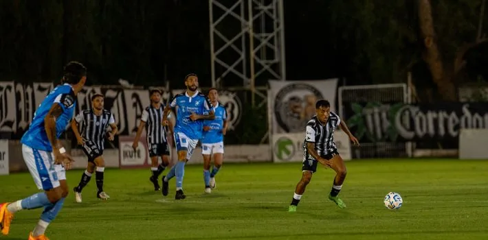 Martinez Valero stadium night football atmosphere, blue away team attacking, no readable logos | 엘체 바르셀로나 경기장 분위기 | 0-5 결과를 설명하는 스포츠 장면