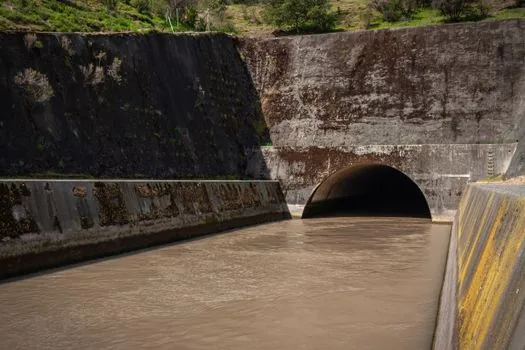 Nepal Rasuwa mountain valley hydropower construction site after flash flood, muddy river and damaged temporary works, no logos, realistic editorial photo | 네팔 라수와 수력발전 공사 현장 홍수 피해 설명 이미지 | 트리슐리강 계곡 공사장과 홍수 피해를 설명하는 이미지