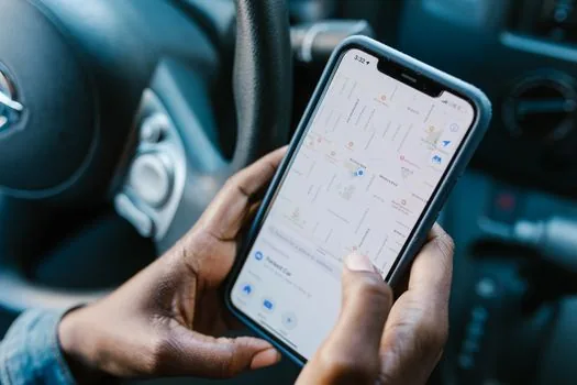 safety report app form on smartphone with map pin and category selection, generic interface without real logo, Korean urban street in background | 안전신문고 신고 유형과 위치를 확인하는 장면