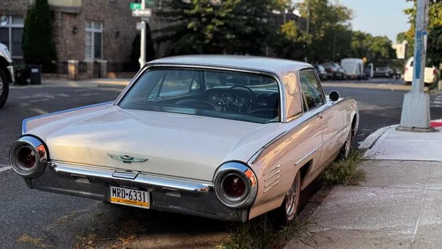 smartphone camera timer showing two photos of same parked car from same angle, license plate blurred, urban sidewalk safety documentation | 같은 위치와 각도로 1분 간격 사진 2장을 남기는 장면