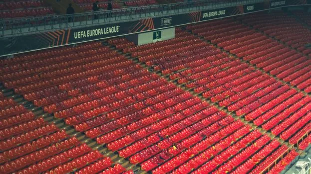 Anfield football stadium under Champions League night lights, red crowd atmosphere, no readable logos | 리버풀 아틀레티코 경기장 분위기 | 2-1 역전승 배경 설명 이미지
