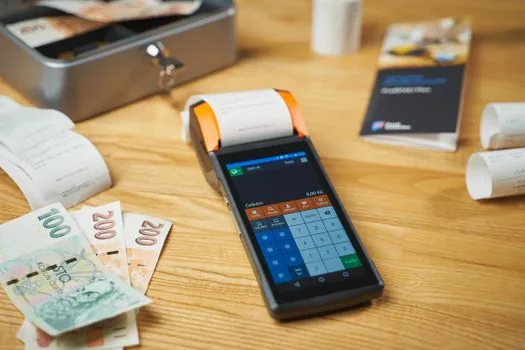 boarding pass, hotel receipt, meal receipt, and smartphone airline delay message arranged on clean desk | 항공편 피해구제 증빙 정리 | 영수증과 안내 문자를 모아두는 장면