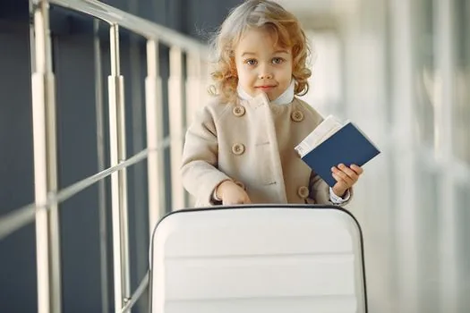 Incheon airport smart pass sign and traveler holding passport and boarding pass near departure entrance, realistic editorial photo, no brand close-up | 스마트패스 전용라인과 일반 출국장 위치를 구분하는 장면