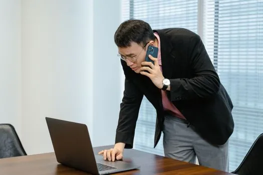 Korean cyber safety help desk concept, phone with 118 상담 메모 style without readable personal data, calm office light | 개인정보 유출 의심 때 상담 번호와 조치 순서를 확인하는 장면