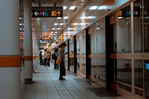 Korean family reviewing neighborhood shelter route from apartment to subway underground entrance with simple paper map and phone, calm preparedness scene, no emergency panic | 집과 회사 주변 대피소를 미리 적어두는 장면