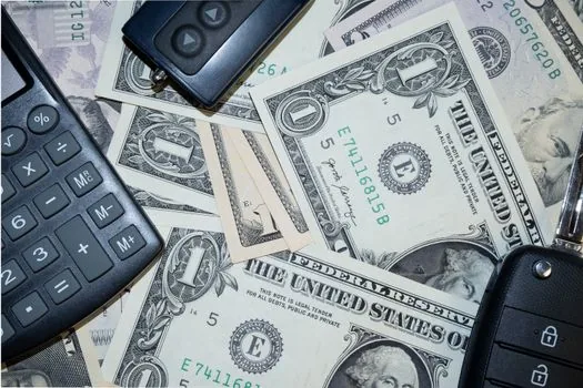 Korean local tax bill, car key, calculator and calendar on desk, driver checking yearly car tax prepayment dates, realistic editorial photo | 자동차세 연납 전 고지서와 신청월을 같이 확인하는 장면