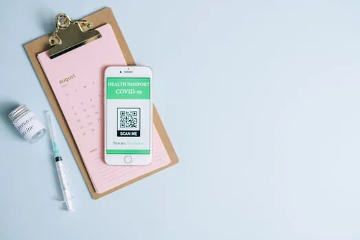 Korean passport pickup office memo on calendar, applicant checking local government office hours on smartphone, clean editorial photo | 여권 수령기관과 방문 시간을 미리 확인하는 장면