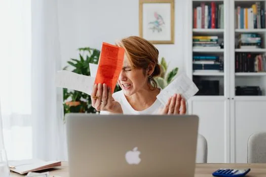 Korean person comparing donation receipt, reward point balance and calendar for year-end tax settlement on laptop, realistic home office photo | 기부포인트와 연말정산 자료를 함께 확인하는 장면