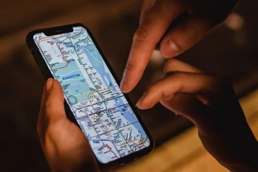 Korean smartphone map search showing generic shelter pins near apartment blocks and subway entrance, realistic daylight editorial safety guide photo, no real app logos, no readable personal address | 지도앱에서 대피소 위치를 먼저 확인하는 장면