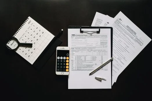 Korean taxpayer preparing Hometax property tax special application on laptop with calendar marked September 16 to 30 | 9월 16~30일 과세특례 신청 기간을 확인하는 장면