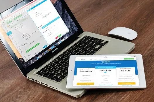 Korean user checking petition receipt number and assigned agency on laptop, calendar and memo beside keyboard, realistic administrative desk | 국민신문고 접수번호와 처리기관을 확인하는 장면