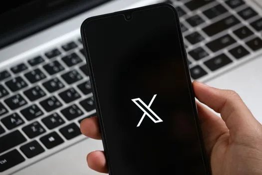 Korean user sorting account list and changing passwords on phone, checklist with email shopping banking labels, no brand logos | 유출 의심 뒤 같은 비밀번호를 쓰는 계정을 정리하는 장면