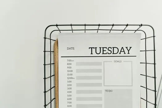 neutral customer service checklist for salon appointment, calendar time, scissors, mirror, and review note, clean Korean newsroom illustration style