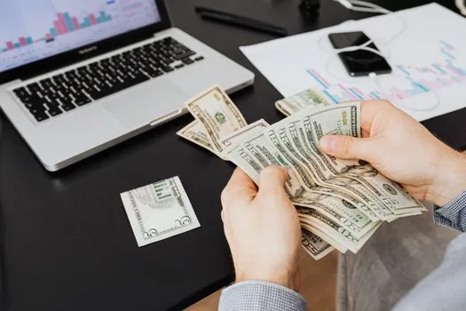 Newsroom desk with printed income statistics table, calculator, rent bill, savings notebook, balanced lighting, no readable personal data | 평균소득과 실제 고정비를 나눠 보는 경제 뉴스룸 이미지