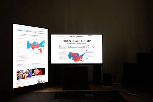 newsroom editor desk with timeline cards, diplomatic cables, neutral Korean political news analysis scene | 송환 사실과 공개 논란을 나눠 정리하는 뉴스룸 장면