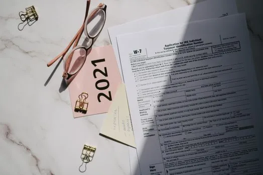 official document folder with petition number, agency contact memo and deadline calendar on desk, realistic Korean public service guide photo | 민원 접수번호와 처리예정일을 정리하는 장면