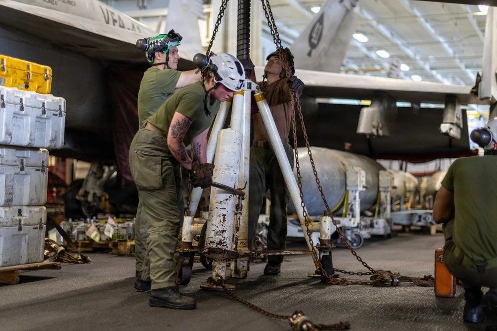USS Abraham Lincoln 격납고 F-35C 정비 공식 사진