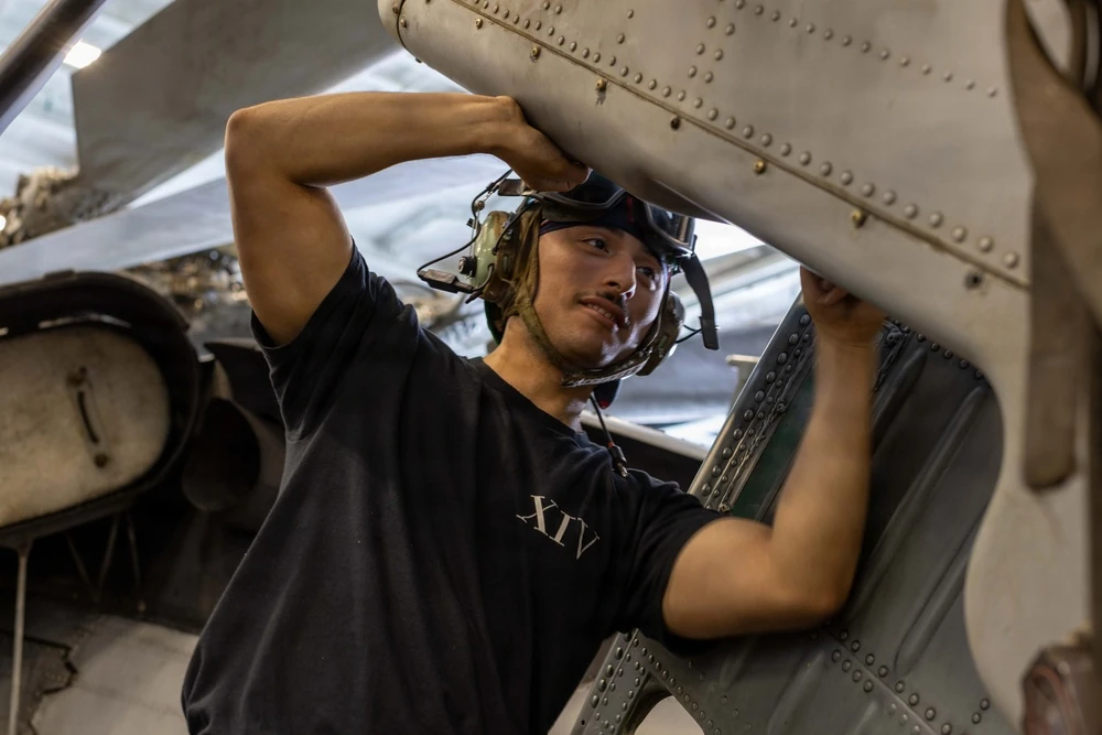 USS Abraham Lincoln 격납고 MH-60S 정비 공식 사진