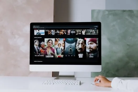 OTT drama information page on television with audience reaction notes, Korean entertainment analysis desk, soft newsroom light | OTT 작품 정보와 시청 반응을 함께 보는 이미지