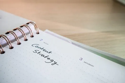 Person arranging disclosure request notice, appeal memo, and calendar on clean desk, public records request paperwork, realistic Korean newsroom style | 비공개 결정 뒤 이의신청 기한과 통지서를 정리하는 장면