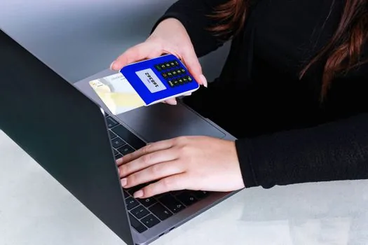 person preparing online government application with identity card, scanned evidence files and checklist on laptop, realistic civil service photo | 정부24 온라인 신청 전 첨부자료와 본인 인증을 준비하는 장면