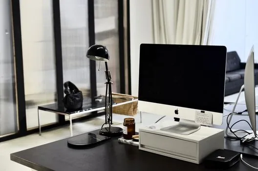 police station civil service counter with lost property storage tag and receipt number, wallet and bag on desk, realistic Korean public office photo | 경찰서 유실물 보관증과 관리번호 확인 장면