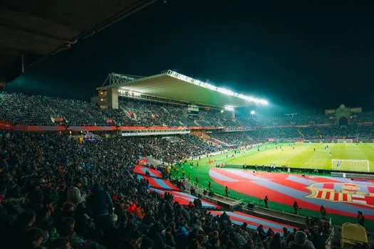 Santiago Bernabeu night football stadium crowd, Champions League atmosphere, no readable logos | 레알 마드리드 인터 밀란 경기장 분위기 | 개막전 결과 설명용 스포츠 장면