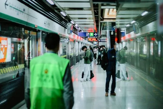 smartphone saved Wi-Fi networks screen with a hand turning off auto join, Korean commuter bag and subway platform background, realistic photo | 저장된 공공망 자동연결을 끄는 장면