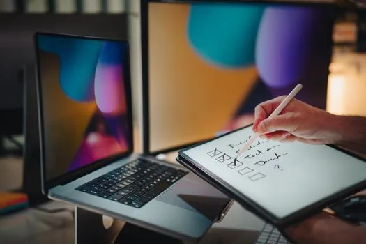 sports editor checking Champions League league phase standings on laptop, football tactics board beside notebook | 챔피언스리그 순위표 확인 장면 | 승점과 골득실을 함께 보는 설명 이미지