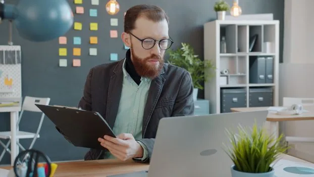 sports editor checking UEFA league phase standings on laptop, football tactics board beside notebook | 챔피언스리그 순위표 확인 장면 | 승점과 골득실을 함께 보는 설명 이미지