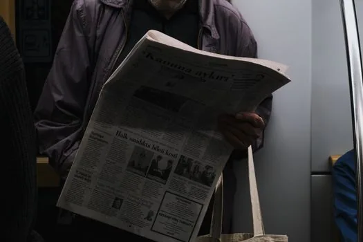 subway seat with forgotten wallet and smartphone, commuter checking route information on phone, realistic Korean public transport photo | 지하철·버스에서 물건을 두고 내린 상황