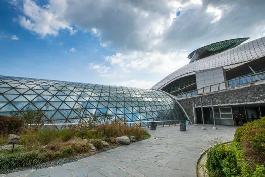 Ulsan city hall exterior with public records folder and newsroom camera, clean civic news atmosphere | 울산시와 공직자 재산공개 이슈를 상징하는 장면