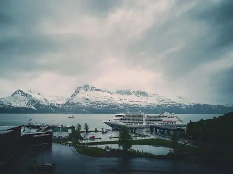 Alaska LNG pipeline route map concept with snowy landscape and port terminal | 알래스카 LNG 파이프라인과 수출 터미널을 설명하는 장면