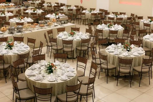 elegant New York banquet table with Korean traditional attire and corporate leaders in black tie, documentary press style, warm indoor lighting, no recognizable faces, no readable logos