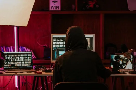 entertainment editor desk with search keywords 나는 SOLO 34기, 다둥이 특집, 방송시간 written on memo cards, TV remote and calendar, no logos | 나는 SOLO 34기 검색 키워드를 정리하는 장면