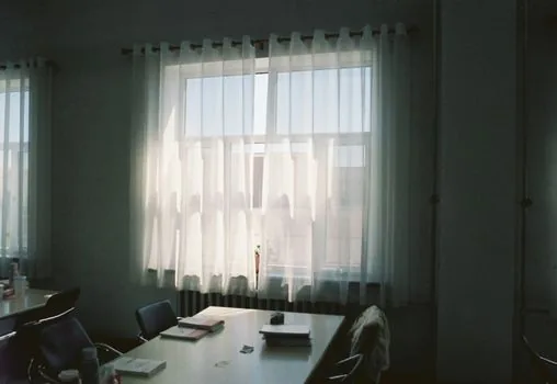 영화 제작 회의실과 빈 의자, 창작자 보호와 비판의 선을 보여주는 차분한 편집 사진 | 영화 비판과 창작자 보호 쟁점 이미지 | 작품 비판과 개인 공격의 경계를 설명하는 참고 이미지